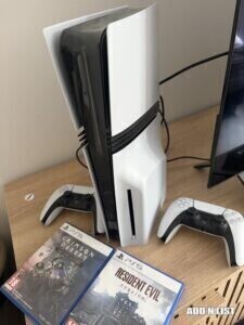 PS5 pro / CD + 2 controllers + 2 Games