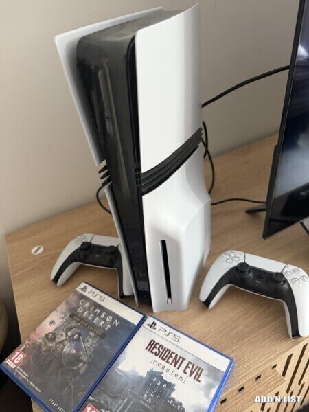 PS5 pro / CD + 2 controllers + 2 Games