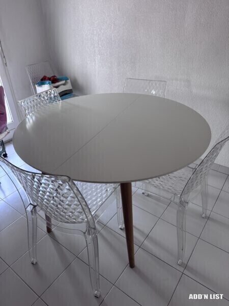 Round Extendable Dining Table