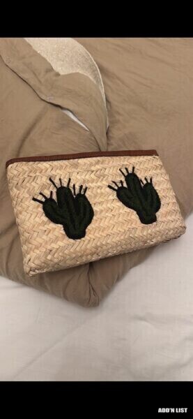 Handmade Straw Clutch Bag with Cactus Design (1/1)
