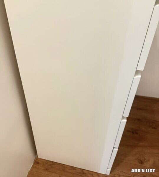 White 4-Drawer Dresser / Chest of Drawers (1/2)