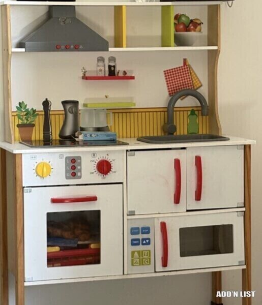 Kids’ Wooden Play Kitchen (1/1)